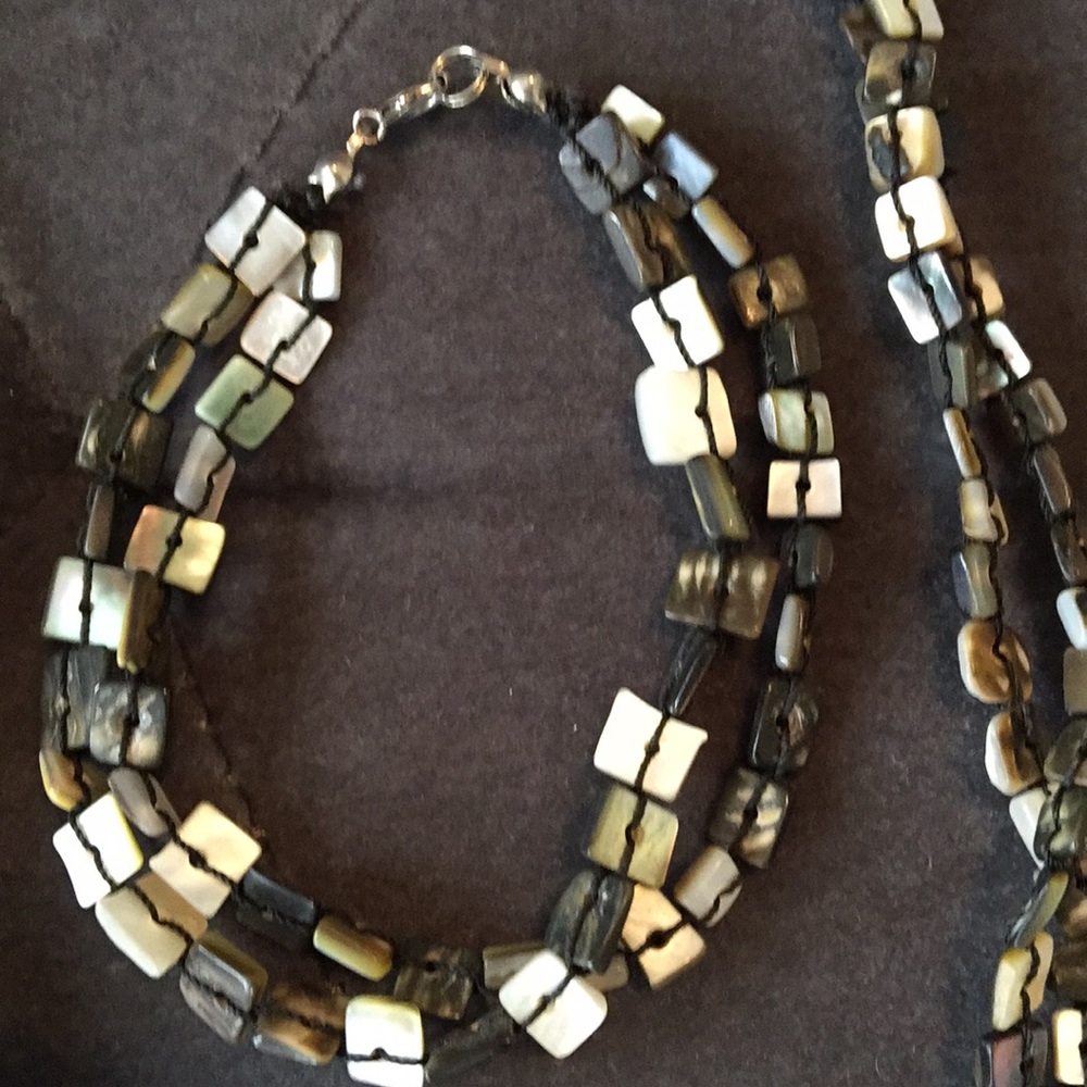 Handmade shell necklace and bracelet set - Picture 3 of 3